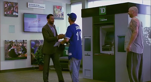 顧客ロイヤリティが一気に高まる、カナダの銀行が“ATM”に仕掛けた胸の熱くなるサプライズ